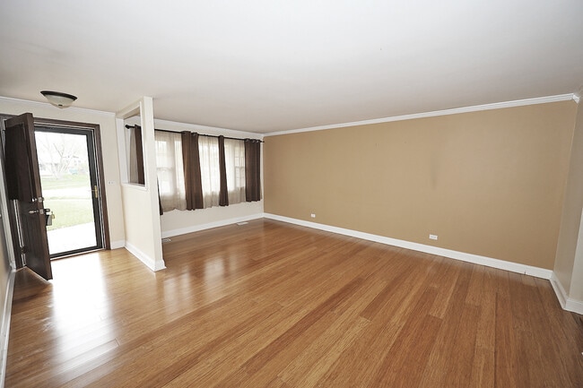 Building Photo - 503 Case Ct