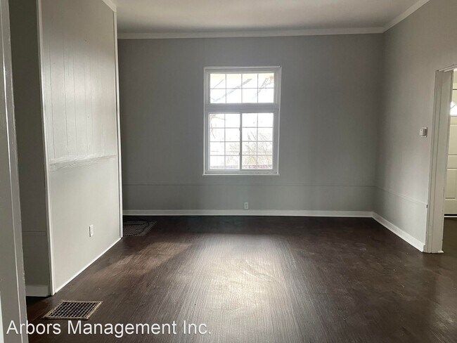 Building Photo - 3 br, 1 bath House - 524 W. Burgess Street