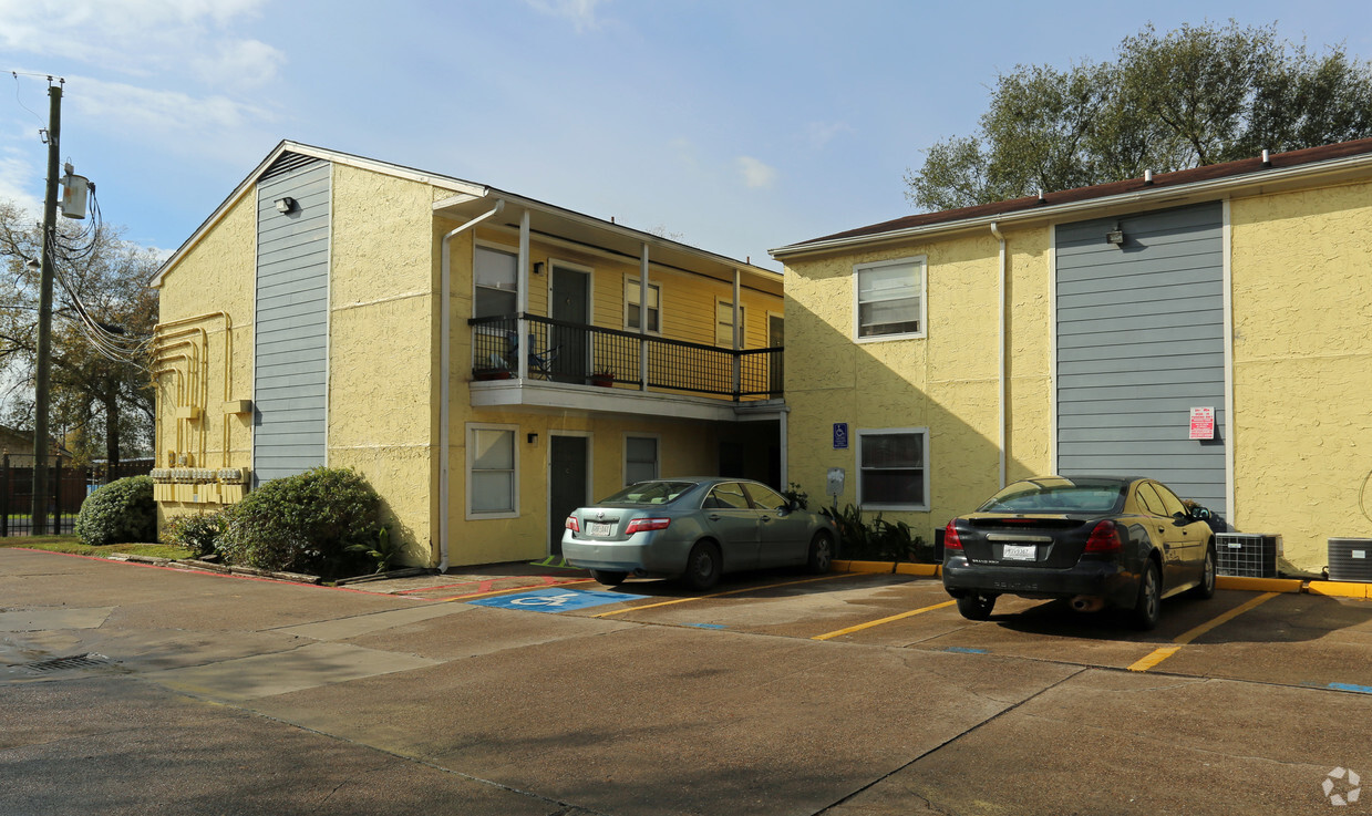 Building Photo - Pino Del Sol Apartments