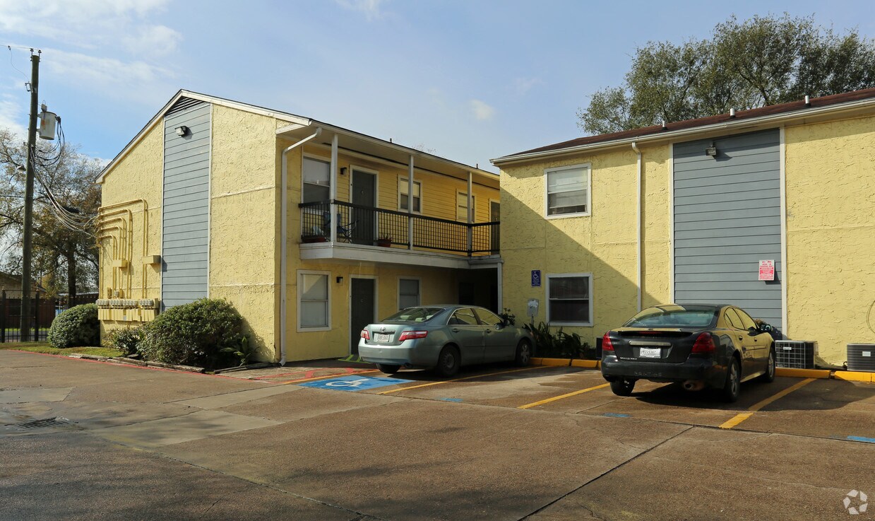 Foto del edificio - Pino Del Sol Apartments