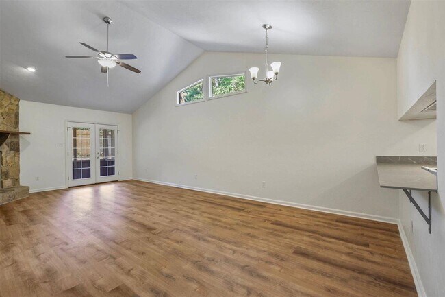 Foto del edificio - 2556 Panther Creek Rd