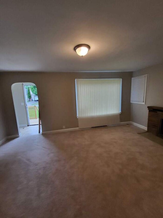 Building Photo - AVAILABLE NOW! - 2260 Renwick Drive, Young...