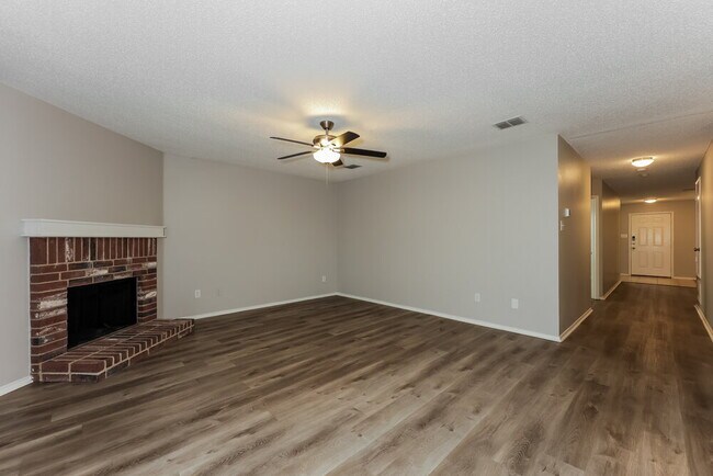 Foto del edificio - 1625 Creekridge Ct