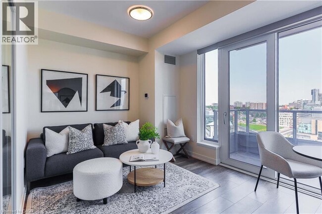 Building Photo - 15 Wellington St S