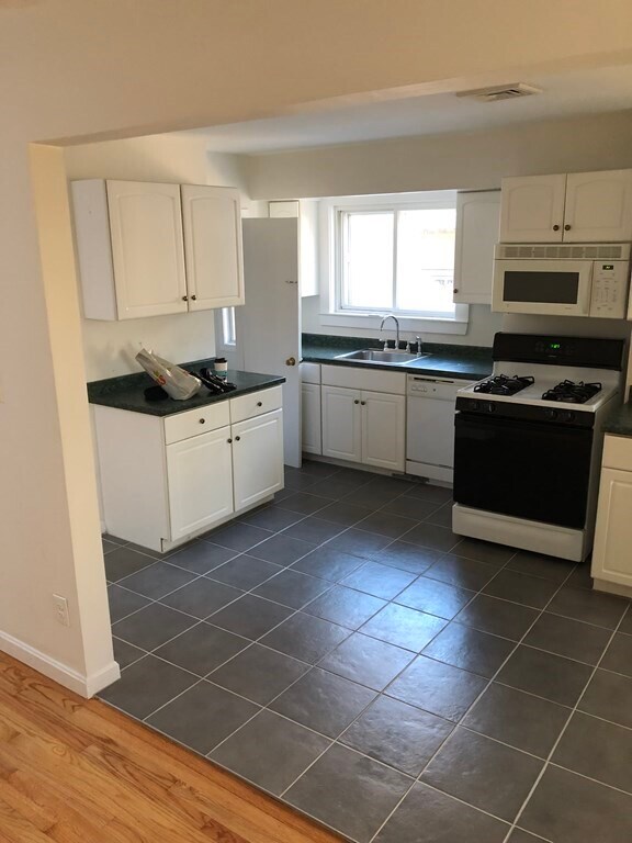 Primary Photo - 87 Putnam St