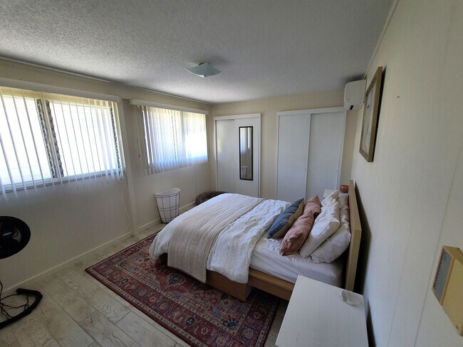 Building Photo - Split Ac, private yard and Walk to Downtown