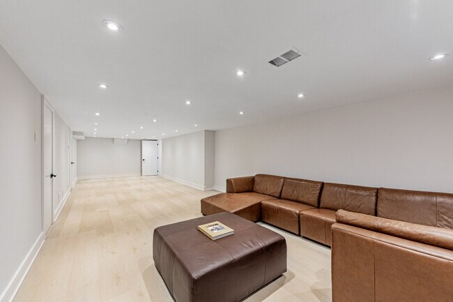 Building Photo - 5 Mellanby Pl
