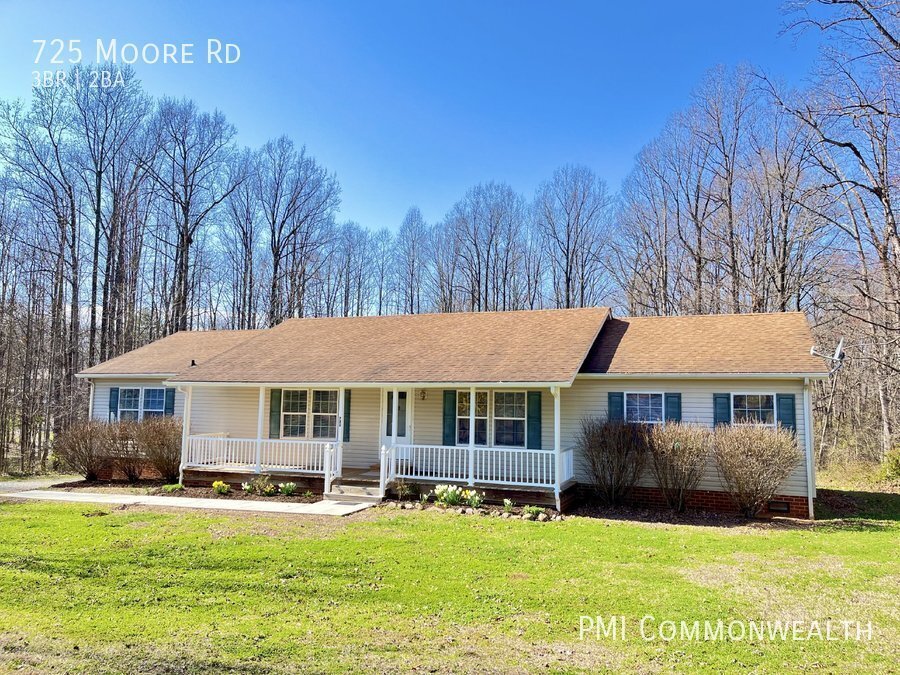 Primary Photo - 3 Bed / 2 Bath Single Family (Available Now)