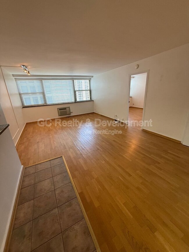 Building Photo - 253 E Delaware Pl