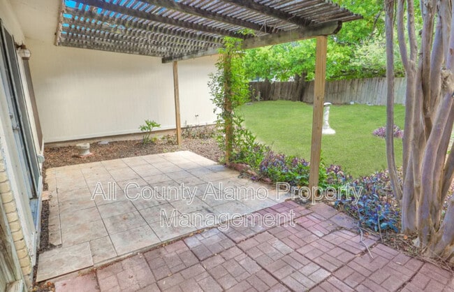 Building Photo - 7558 Ledgebrook Dr