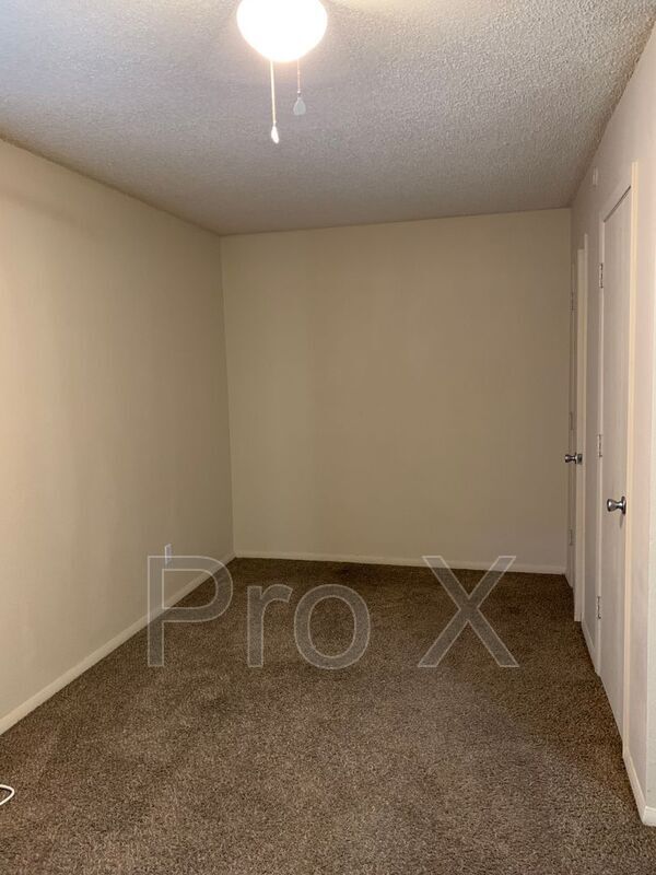 Foto del edificio - 930 N Goetz Blvd