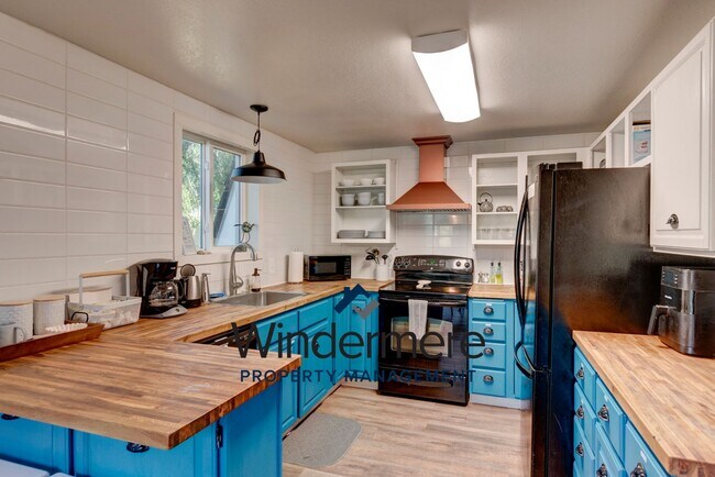 Building Photo - Fully Furnished 3 Bedroom/2 Bathroom