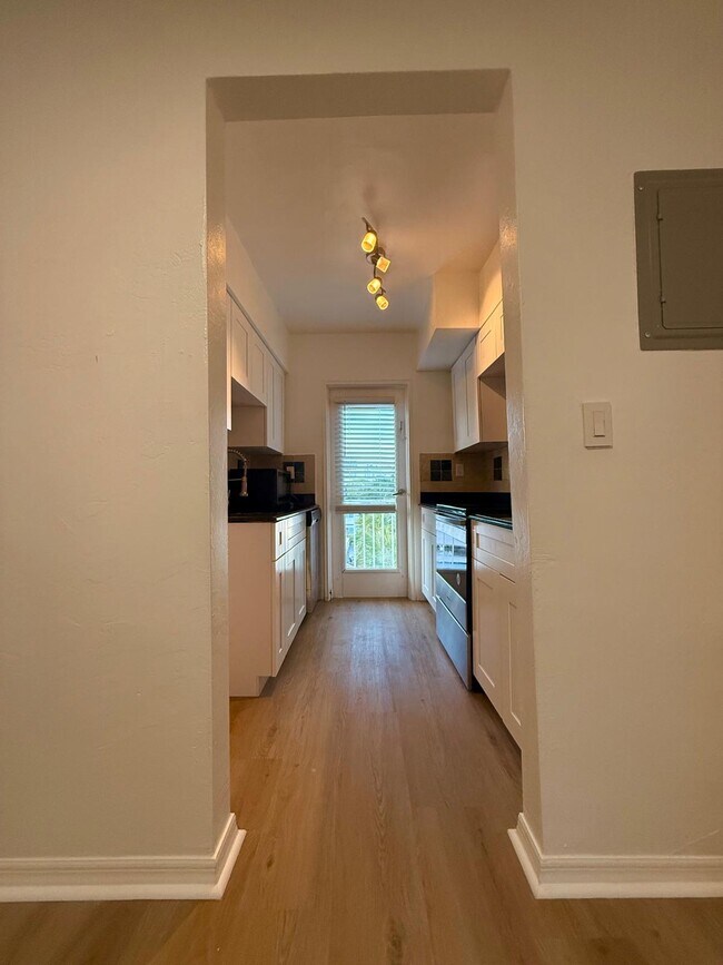 Building Photo - 10001 W Bay Harbor Dr