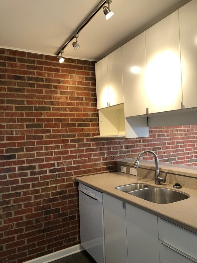 Building Photo - 807 W Trinity Ave