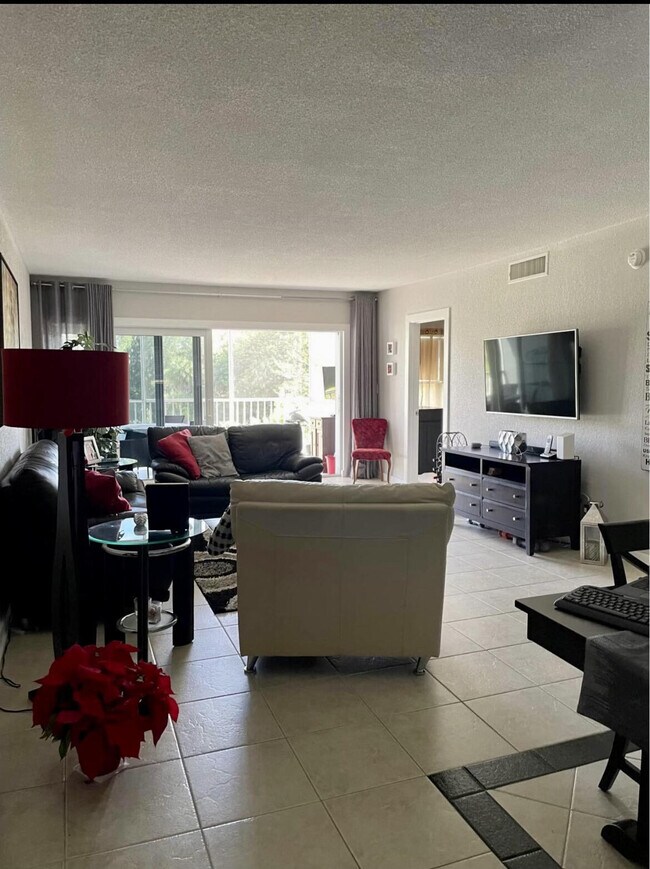 Foto del edificio - 3250 N Palm Aire Dr