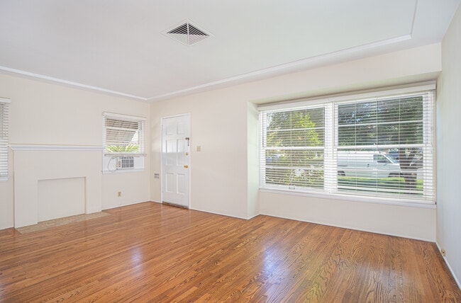 Building Photo - 1562 Riverside Dr