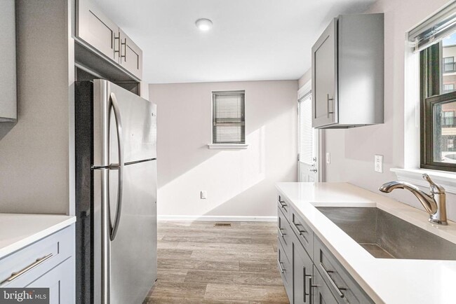 Building Photo - 606 Summit Ave