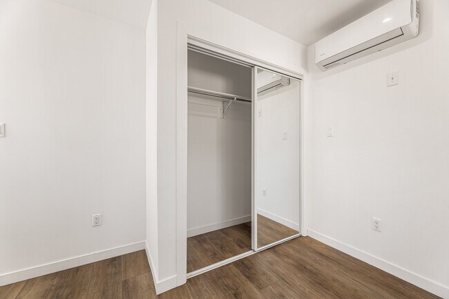 Foto del edificio - 6729-6731 Amigo Avenue