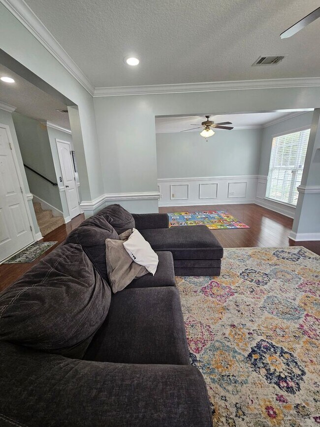 Foto del edificio - Spacious 5-Bedroom, 3-Bathroom Home for Re...