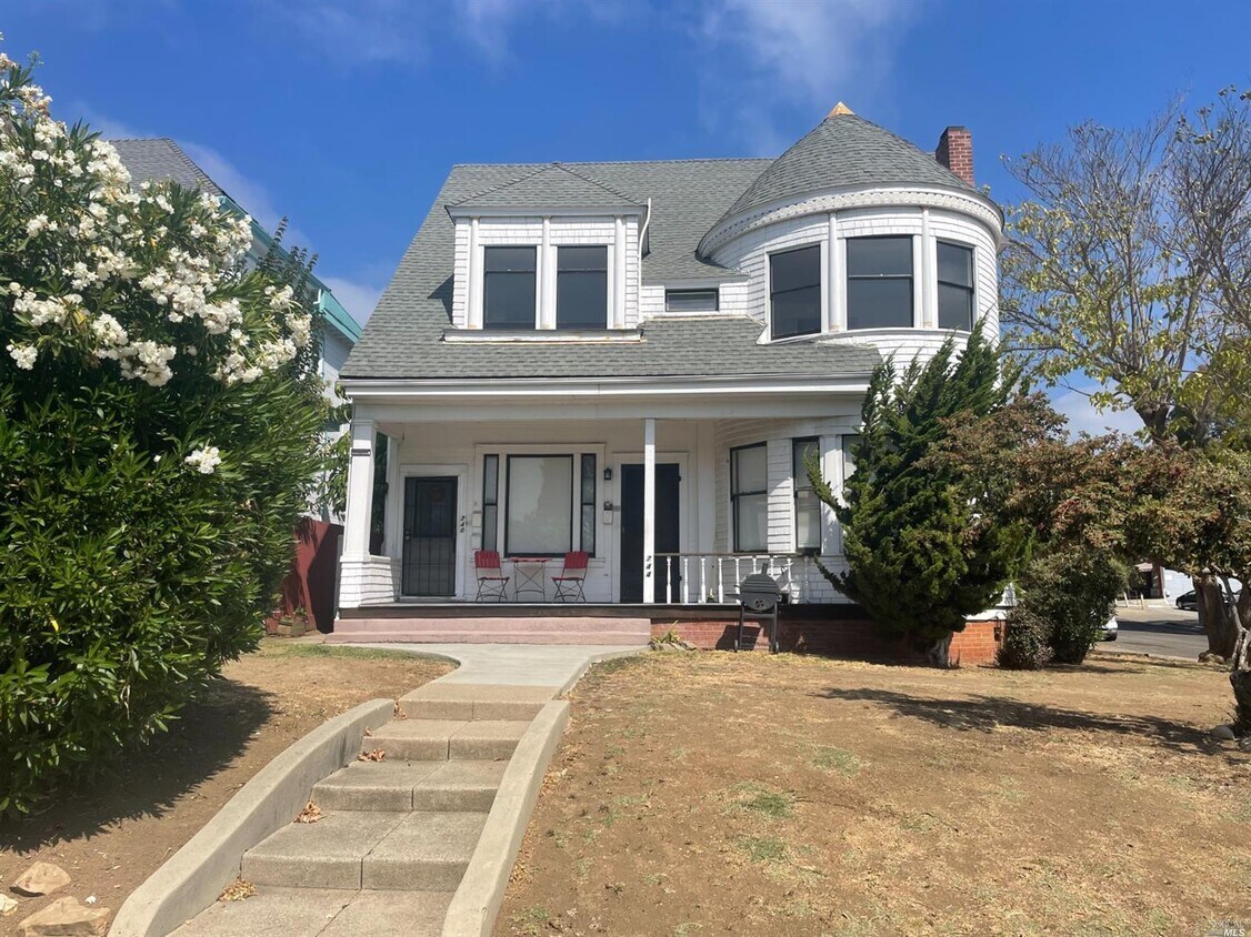 Primary Photo - 740 York St