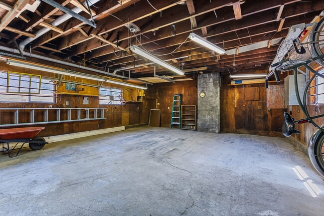 Building Photo - 2210 Hazel Ave NE