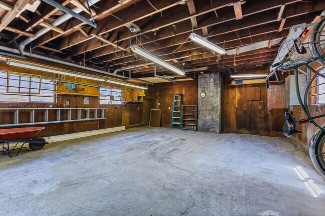 Foto del edificio - 2210 Hazel Ave NE