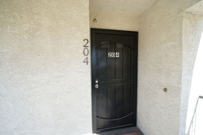 Foto del edificio - SHOWINGS AVAILABLE NOW