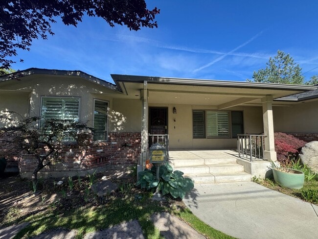 Building Photo - 255 Circle Dr