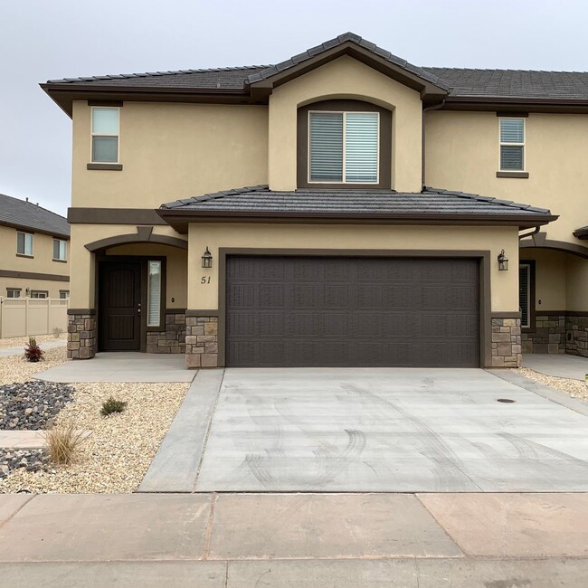 Foto del edificio - Spacious 3-Bedroom Townhome in Black Hawk ...