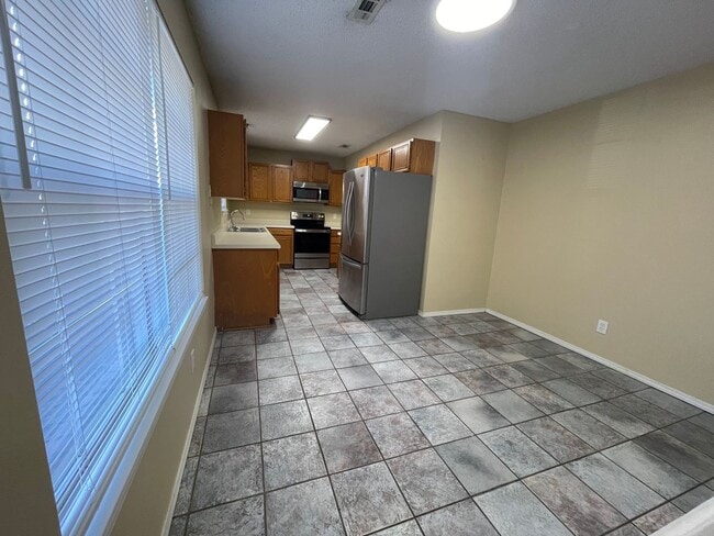 Building Photo - Spacious 3 bedroom 2 bath house. Located i...