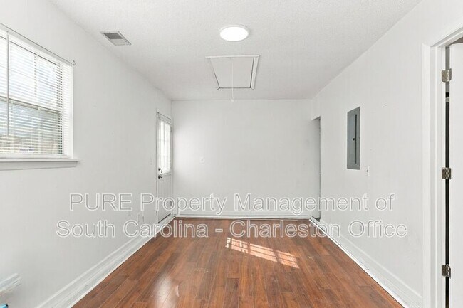 Foto del edificio - 108 Eaton Way