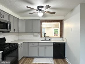 Building Photo - 31 Stoneshire Dr