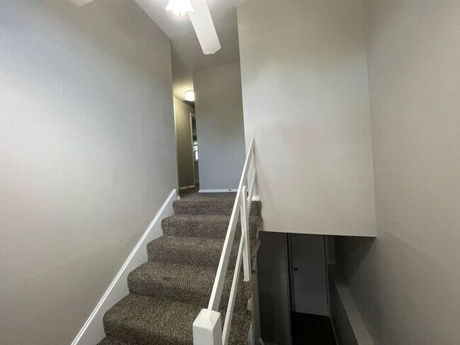 Building Photo - New Price! Split level 3 bedroom, 1.5 bath...
