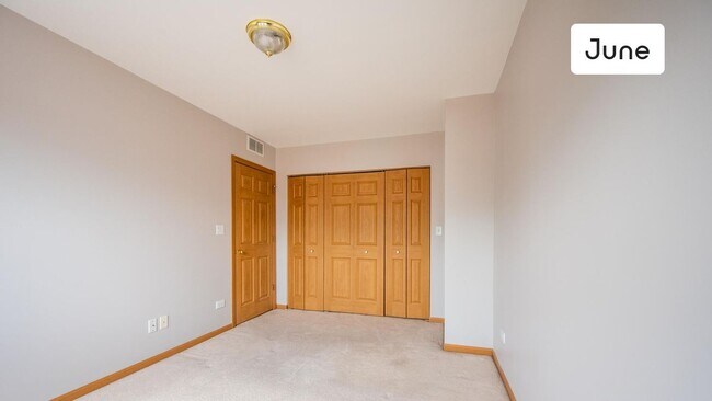 Building Photo - ROOM ONLY in 4-bed/2.5-bath Home