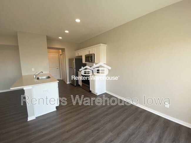 Building Photo - 7000 Lake Hill Dr