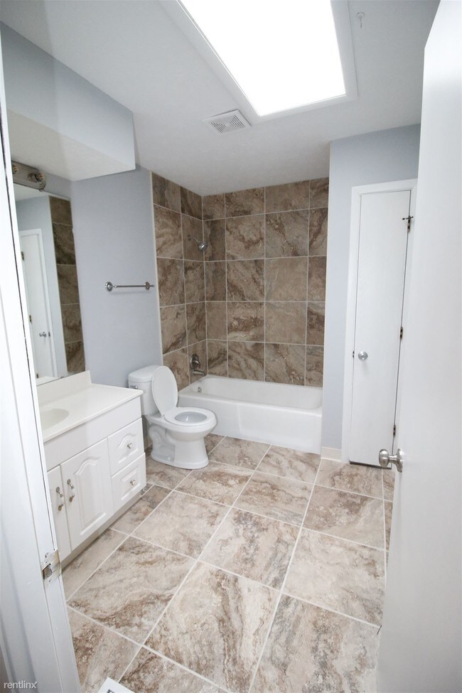 Foto del edificio - 3 br, 1.5 bath Duplex - 8690 Shadycreek Dr