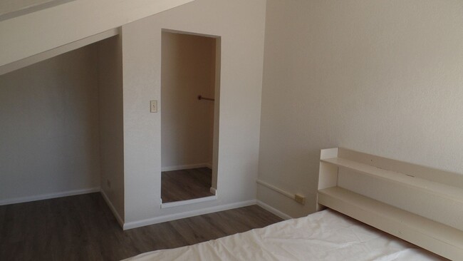 Foto del edificio - 2 bedroom + loft bedroom, 1 bath, 2 parkin...