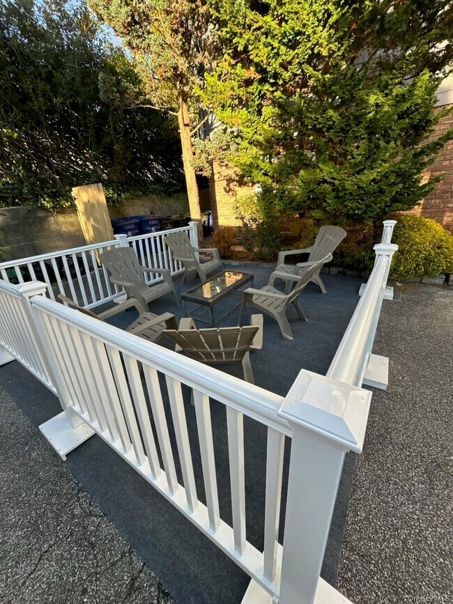 Building Photo - 76 Bayview Ave