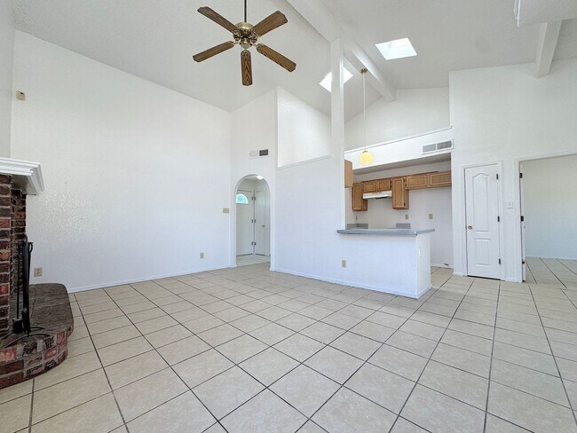 Foto del edificio - East El Paso 3bed 2 bath All tile flooring!