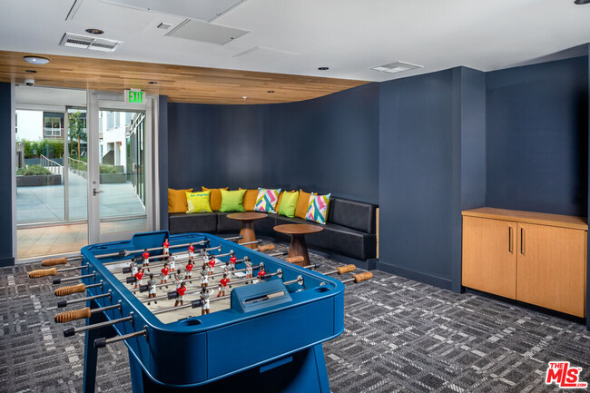 Building Photo - 750 S Oxford Ave