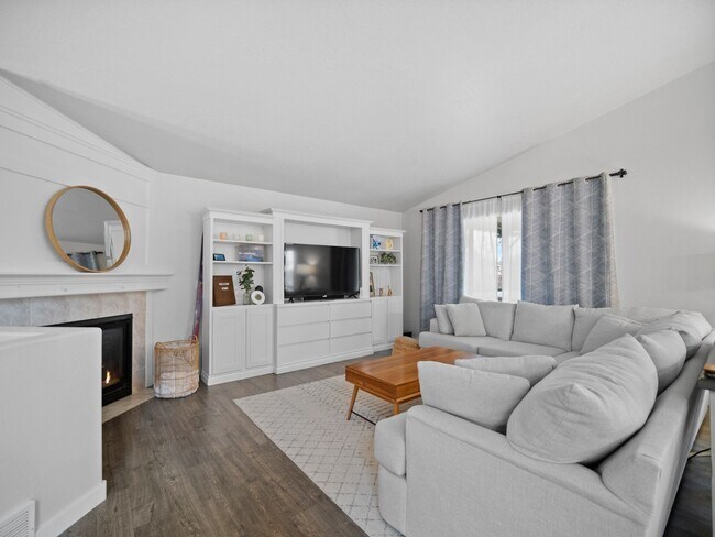 Building Photo - Bright & Comfortable 3 Bedroom Home