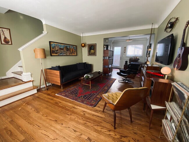 Living room - 1954 Planavon St