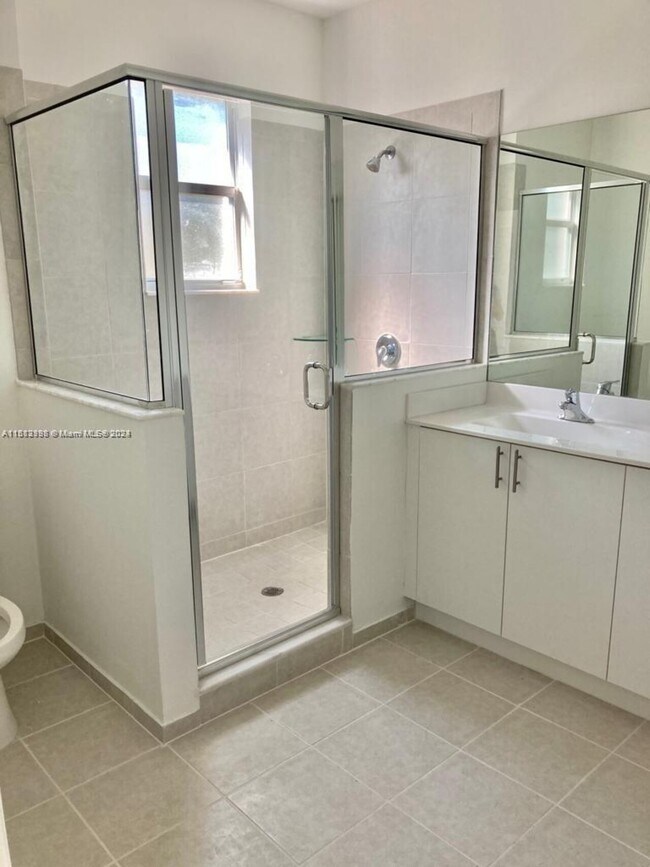 Foto del edificio - $2,700 1070 SE 26th Ter