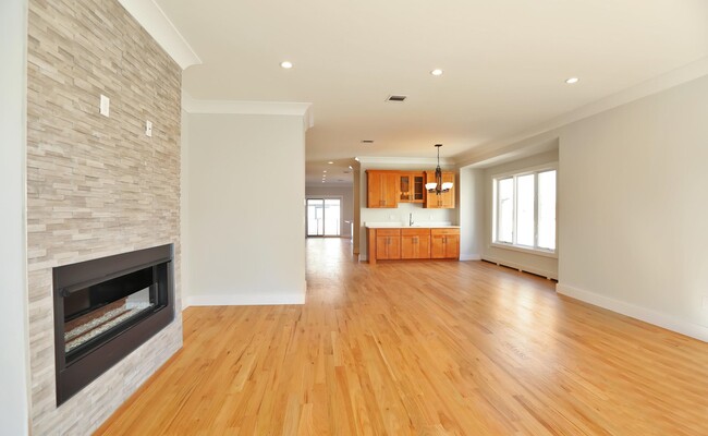 Building Photo - 463 Roff Ave