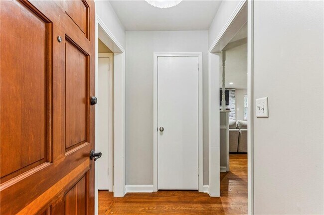 Foto del edificio - 2592 Woodacres Rd NE