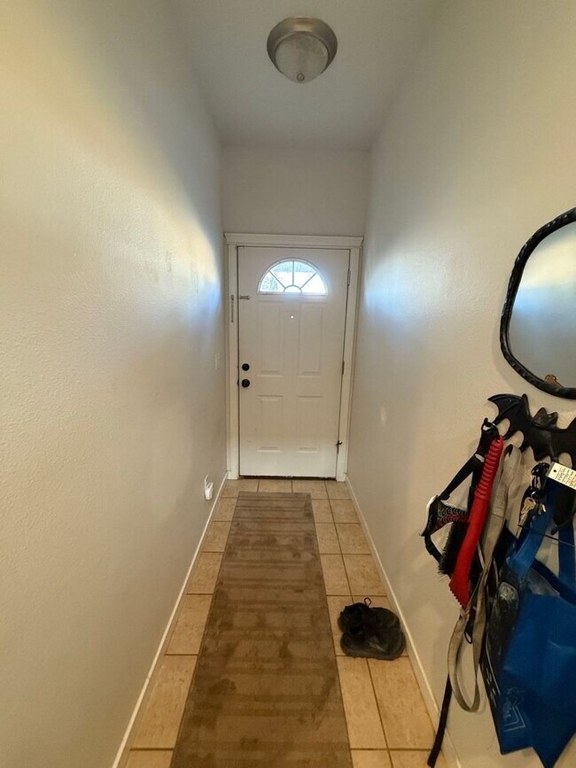 Foto del edificio - 2 Bed/1.5 Bath Triplex with Attached Garage - Emerson Ave