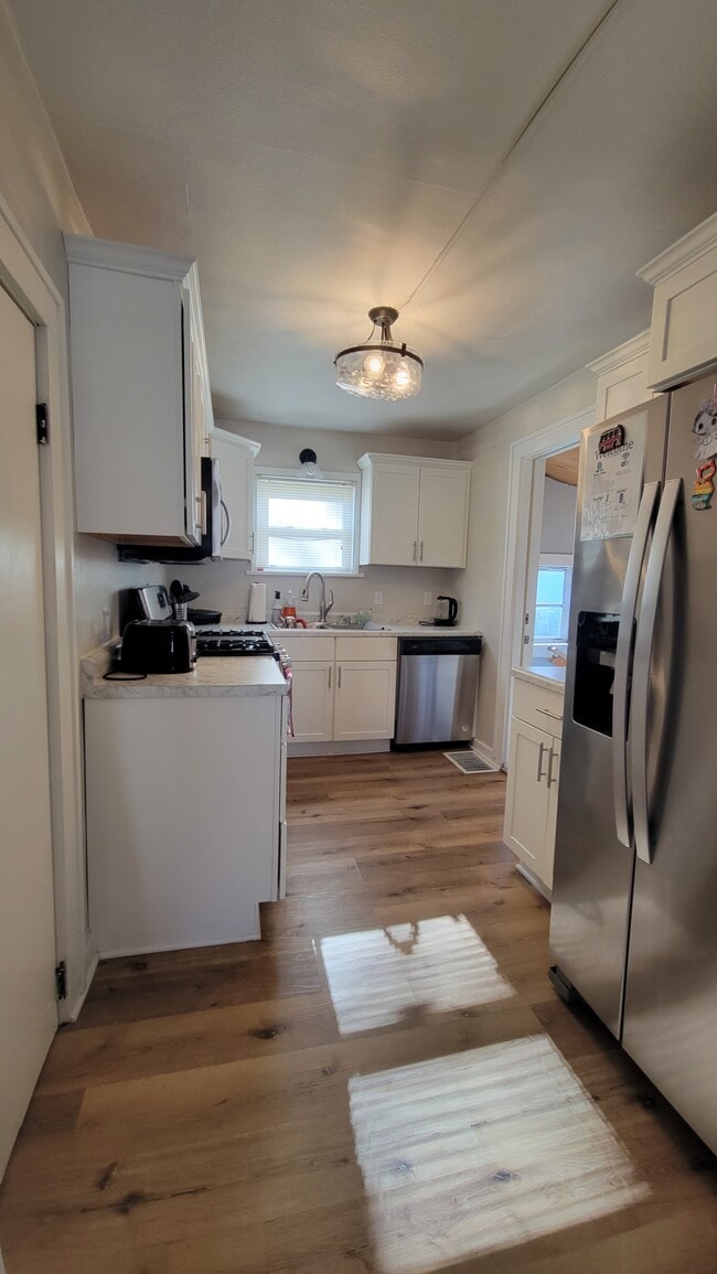 Building Photo - 922 6th St