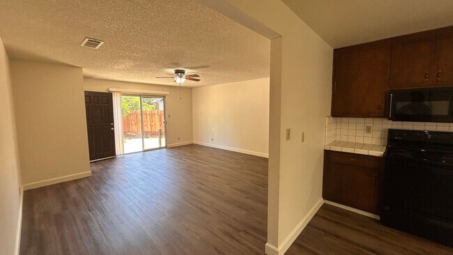 Building Photo - 1332 - Fontes