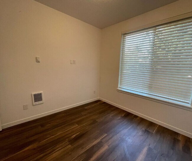 Foto del edificio - 4384 N Gantenbein Ave