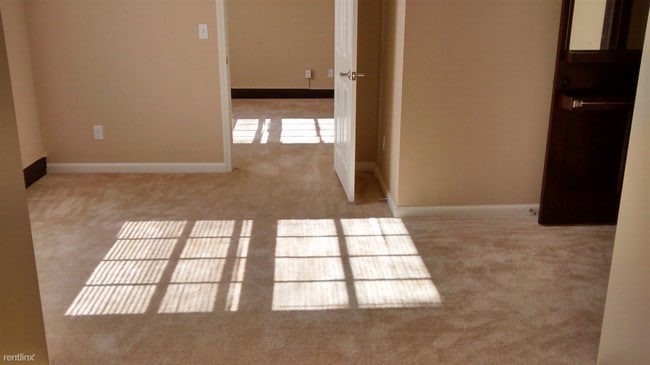 Building Photo - 311 Lakeview Dr